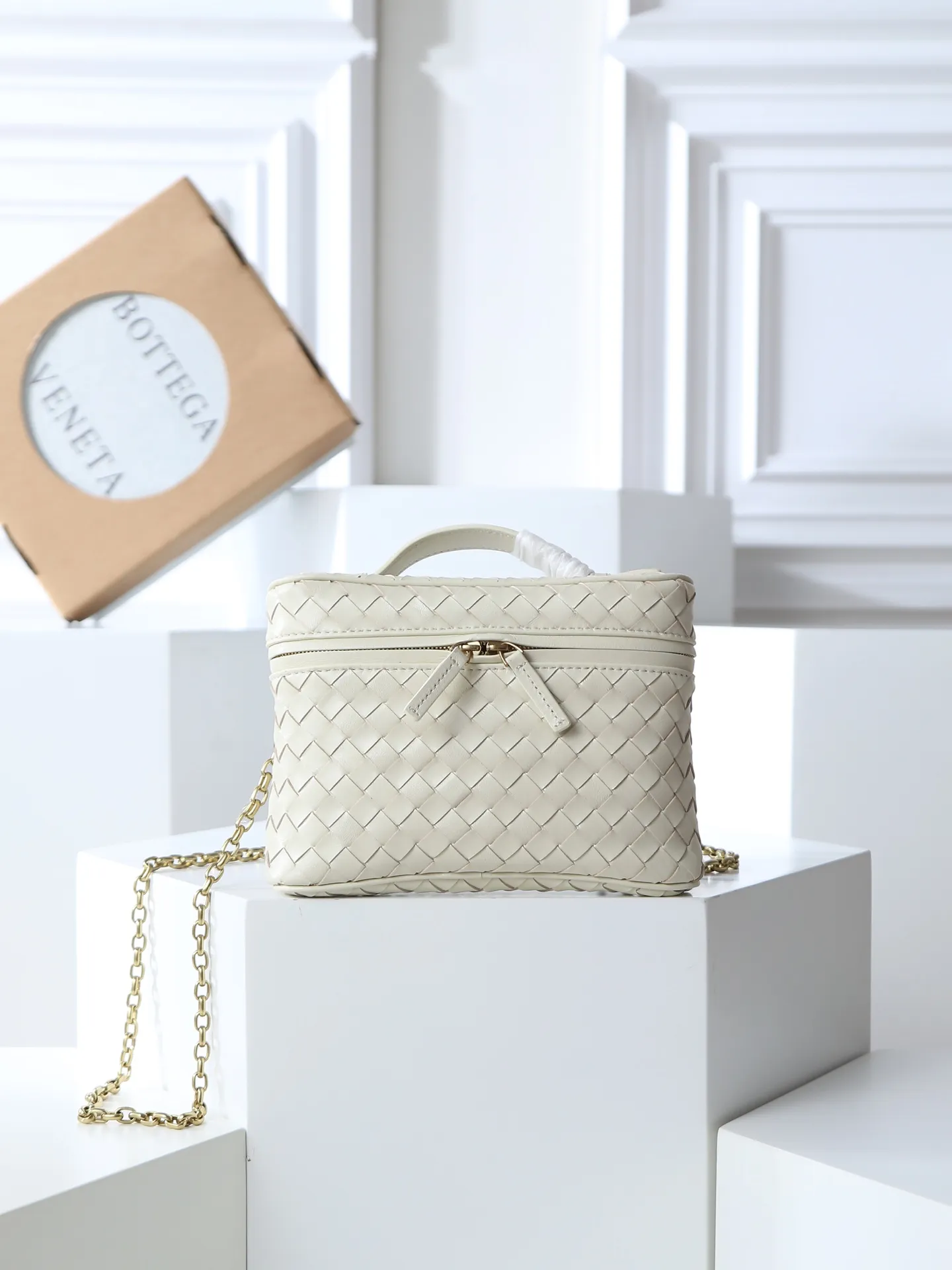 800. BOTTEGA VENETA2025 new women's small Soft Vanity bag adopts the classic Intrecciato weaving technique, inheriting the classics. The ring buckle design 😎 The light metal chain gives you a high-end sense of matching. The chain is removable, so you can wear it as a small bag ~ An elegant small bag that is perfect for participating in events. The overall body of the bag is as soft as marshmallow and can be easily kneaded, showing the strong toughness and high-end feel of the leather. The touch of sheepskin is so amazing. It is so healing when pinched! I have absolutely no resistance to small bags! ! ! Style number: 843800 Size: 19*14*3cm
